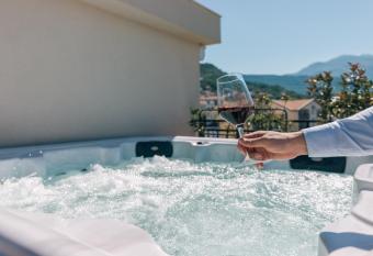 Hotel Villa Royal has Balcony rooms