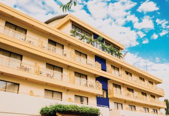 Peninsula Hotel Dar Es Salaam allows 18 year olds to book a room