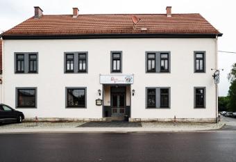 Landgasthaus Queen Victoria allows 18 year olds to book a room