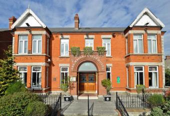 Maples House Hotel allows 18 year olds to book a room