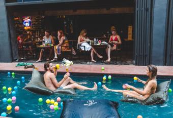 BED STATION Hostel Khaosan allows 18 year olds to book a room