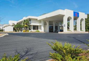 Motel 6 Newnan Ga has Smoking rooms