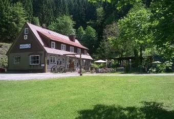 Waldpension Harzer Waldwinkel allows 18 year olds to book a room