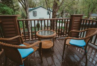 Garden Grove Inn Bed and Breakfast has rooms with a private hot tub