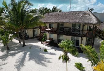 Grand Slam Fishing Lodge Tulum has rooms with a private hot tub