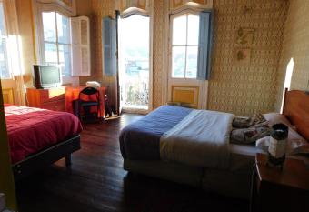 Hostal del gato allows 18 year olds to book a room