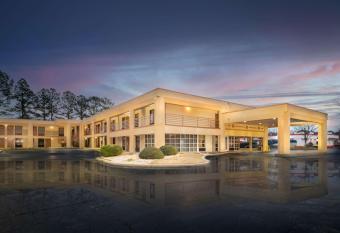Days Inn by Wyndham Atlanta Stone Mountain has Smoking rooms