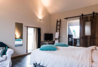 B&B Art.14 allows 18 year olds to book a room