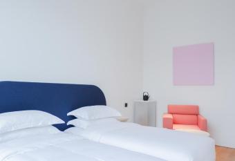 Hitel Xiamen has rooms with a private hot tub