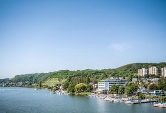 F  hrhaus allows 18 year olds to book a room