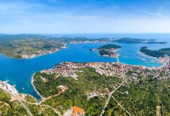 7 Olives Apartments has Balcony rooms