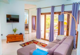 One bedroom apartement at Au Cap 100 m away from the beach with enclosed garden and wifi has Balcony rooms
