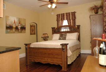 Charming Historic Downtown Apartment has Balcony rooms