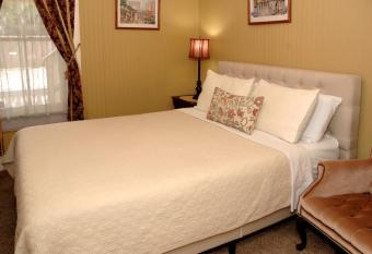 Quaint Historic Downtown Apartment has Balcony rooms