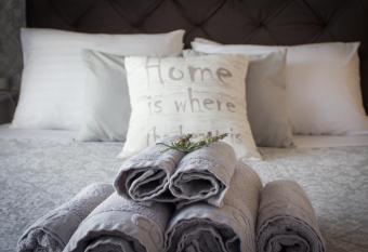 MiLo Luxury House -Free Airport pick up-10min drive allows 18 year olds to book a room