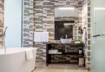 Amaryllis Hotel Blantyre has rooms with a private hot tub