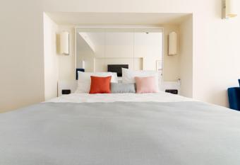 Habiby Orbi City Batumi has rooms with a private hot tub