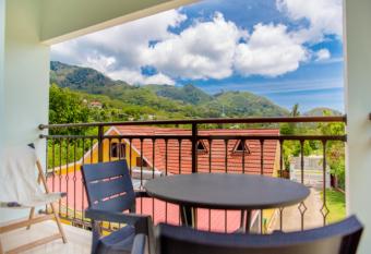 One bedroom apartement at Au cap 100 m away from the beach with enclosed garden and wifi has Balcony rooms