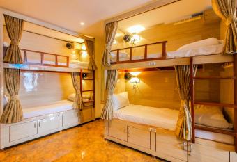 Hygeinic Airport Dormitory Near by BOM allows 18 year olds to book a room