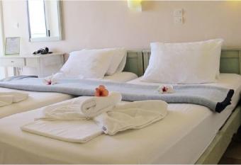 Melina Beach has rooms with a private hot tub