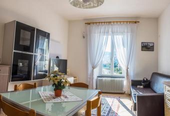 Vicino al mare soleggiato in centro ad Imperia allows 18 year olds to book a room