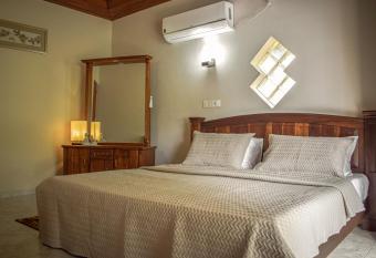 Agasthi Airport Close has rooms with a private hot tub