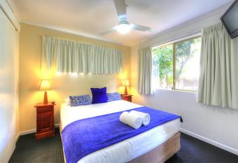 Rainbow Getaway Holiday Apartments has rooms with a private hot tub