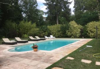 Les Enclos Bed and Breakfast    4 mn de Chantilly has Balcony rooms