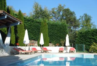 Pertus has Balcony rooms