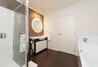 Hotel on Devonport has rooms with a private hot tub