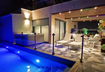 Luxury Rooftop Apartment in Netanya allows 18 year olds to book a room