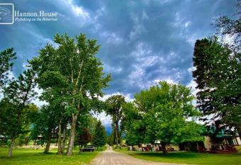 Hannon House has rooms with a private hot tub