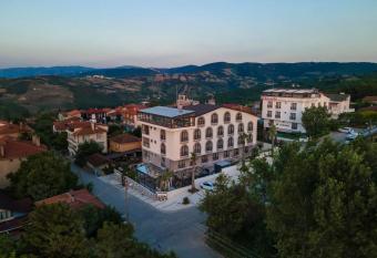 Lagun Palas allows 18 year olds to book a room