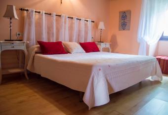 Casa Rural Anxeli  a allows 18 year olds to book a room