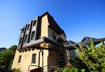 Romantik-Relax-Cottage allows 18 year olds to book a room