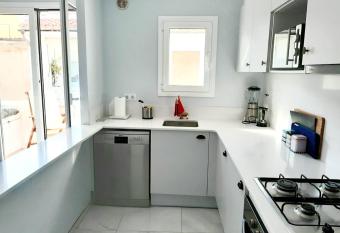 2 bedroom apartment in the old town, close to the beach has Balcony rooms