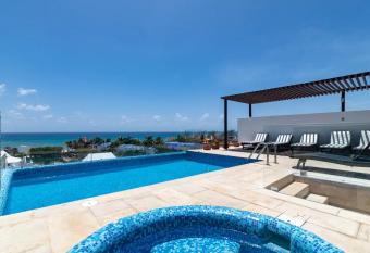 Dream Condo Between Beach and 5ta has Balcony rooms