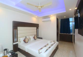 Hotel Raj Palace Mahipalpur Near IGI Airport Delhi allows 18 year olds to book a room