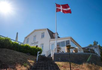 Sandkaas Badehotel allows 18 year olds to book a room