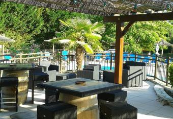 Domaine De Guillalmes has Balcony rooms