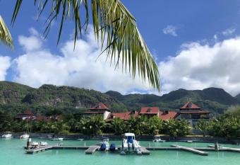 3 bedrooms house at Mahe 100 m away from the beach with sea view private pool and enclosed garden has Balcony rooms