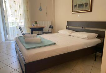 Seaview 2nd flr. apt. next to the beach, wifi,a/c,p/c media. has Balcony rooms