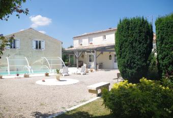 Les Lavandi  res has Balcony rooms