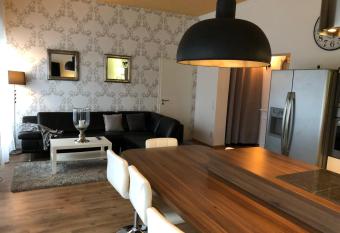 Modernes und gem  tliches Appartment mit Terrasse, stadtnah has Balcony rooms