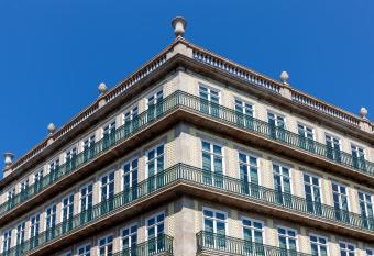 One Shot Aliados Goldsmith 12 allows 18 year olds to book a room