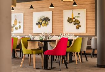 Hotel Olea has rooms with a private hot tub