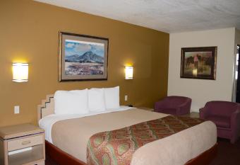 Budget Inn has rooms with a private hot tub