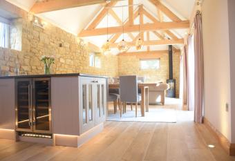 Lily Rose Cottage has Balcony rooms