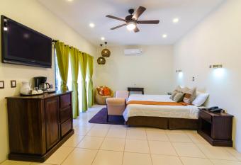 Hotel & Spa Poco a Poco - Costa Rica has rooms with a private hot tub