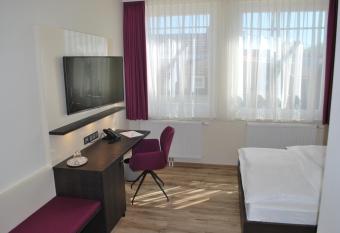 Hotel am Berg Esslingen allows 18 year olds to book a room